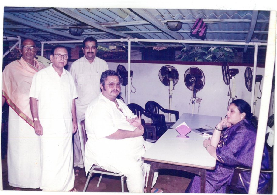 Founder Mohandas Pai, current Managing Director Vittal Pai with then Mysore King Srikantadatta Wadiyar & family